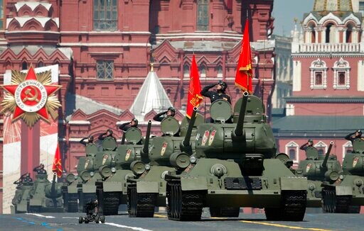Putin Hails Nazi Defeat in Virus-delayed Red Square Parade