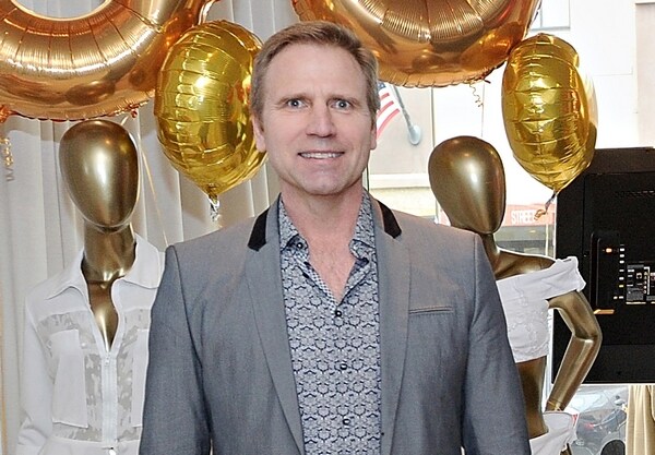 Gay Hotel Mogul Kicked Out of Bar Over His Cruz Meeting