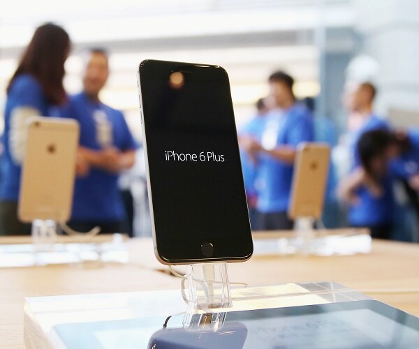 iphone 6 plus on display in apple store