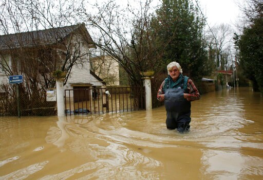 Floodwaters Threaten Paris, Closing Roads, Tunnels, Cellars