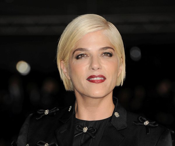 Selma Blair Mourns Matthew Perry Meant So Much to Me(00)