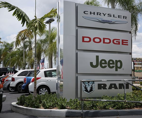 Fiat Chrysler Offers $100 Debit Cards to Owners of Recalled US Vehicles