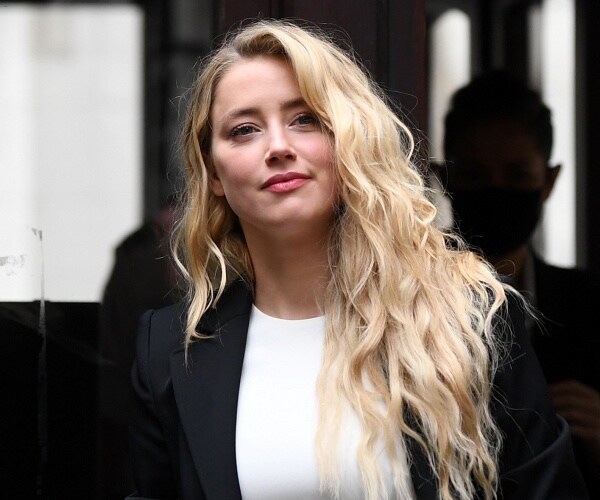 amber heard arrives to court