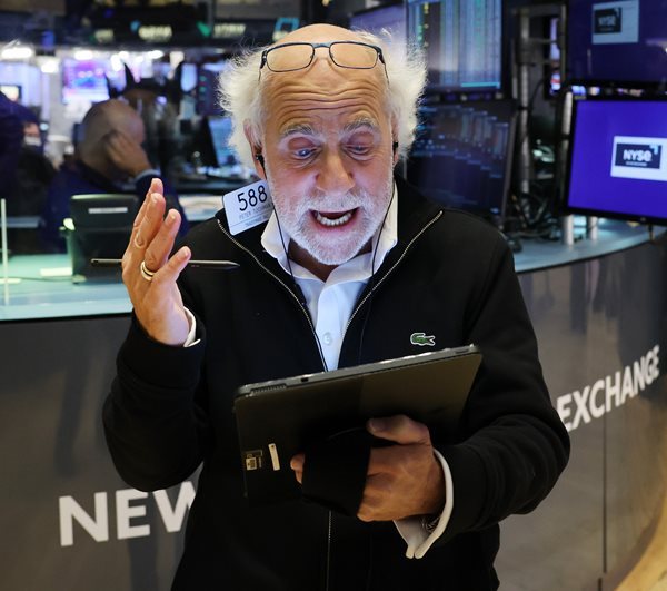 Nasdaq Soars 5.7%, Dow Up 872 Pts on Cooling Inflation