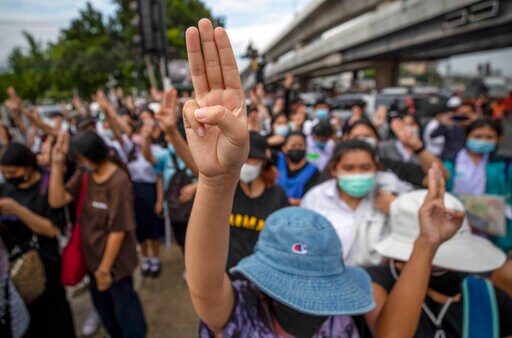 Thai Cabinet Approves Parliament Session to Debate Protests