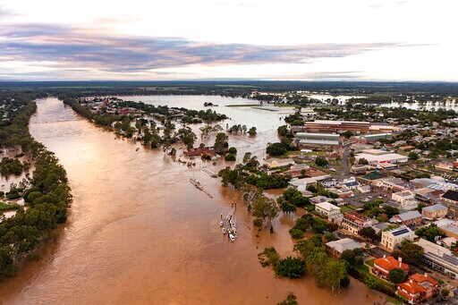 Thousands Evacuate Worst Australian Floods in Decades