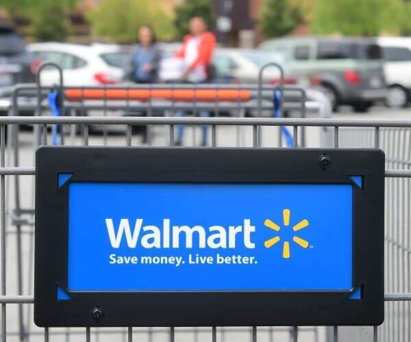 Walmart Cautious on Economy, Forecasts Earnings Below Estimates