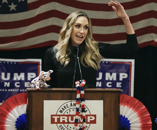 lara trump plateaus her left hand while speaking into the mic during a campaign rally