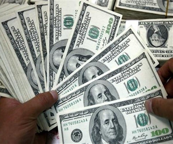 Wealth Managers Getting 'Crazy' Pay Hikes to Defect in Asia