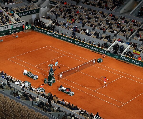 rafael nadal plays novak djokovic on clay court