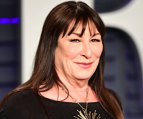 anjelica huston turns her head to her right slightly and smiles equally as slightly while on the red carpet