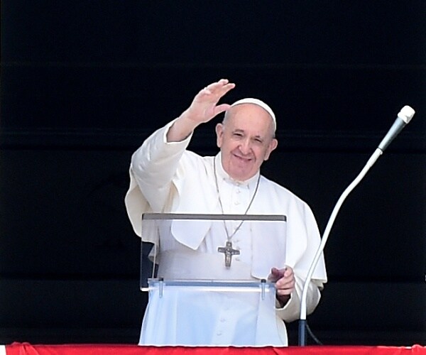 pope francis gives blessing