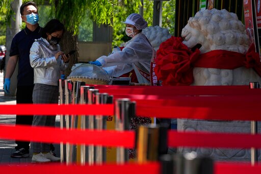 Shanghai Will Try to Ease 7-week Virus Lockdown in Few Days