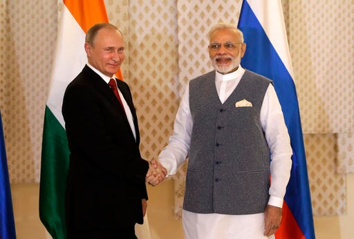 Putin, Modi Renew Ties, Discuss Irritants in Relationship