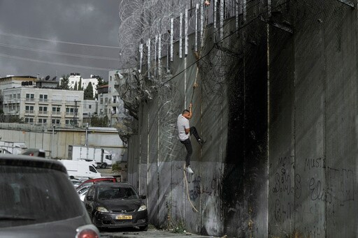 Palestinians in West Bank Risk Crossing Israel's Separation Barrier to Flee Failing Economy