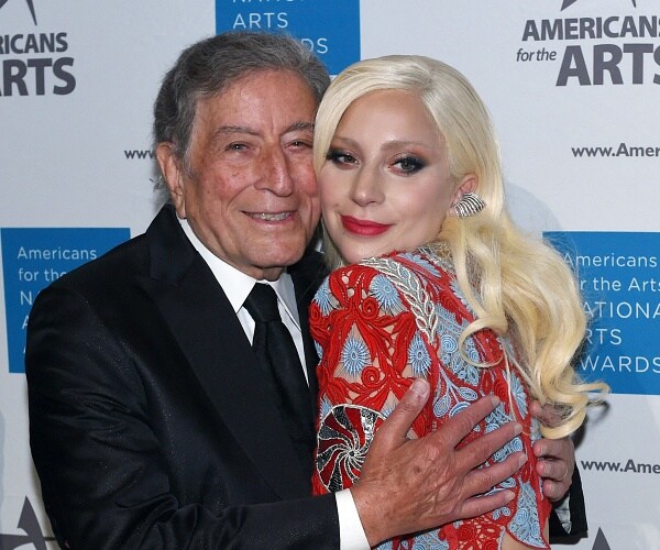 tony bennett hugs lady gaga on red carpet