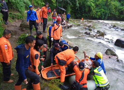 28 Killed as Bus Plunges into Ravine in Indonesia