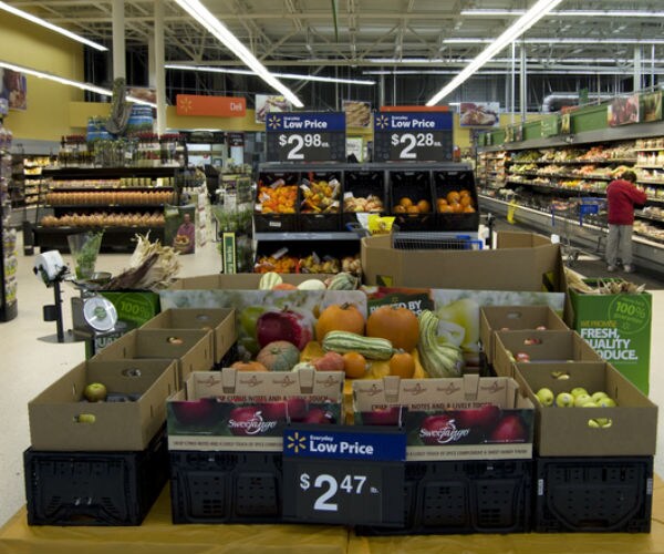 Wal-Mart Gives Tepid Outlook as Grocery Competition Mounts
