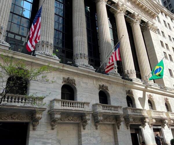 Wall Street Ends Down Sharply, as Investors Fret over Economy