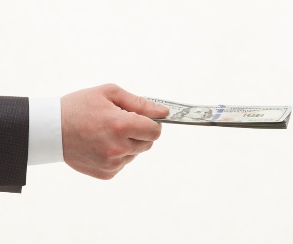 SEC Backs Rule Forcing Companies to Compare CEO and Worker Pay