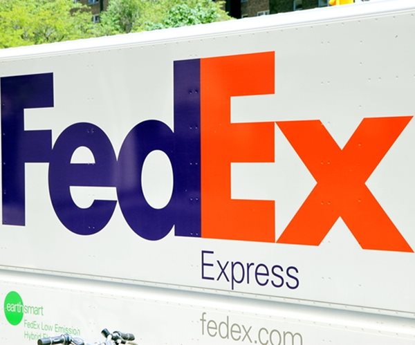 FedEx Shares Fall 10% as Outlook Cut Spooks Investors