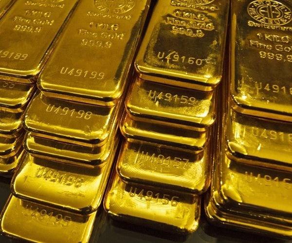 Gold Briefly Dips Below $5K on Fed Pick, Investor Caution