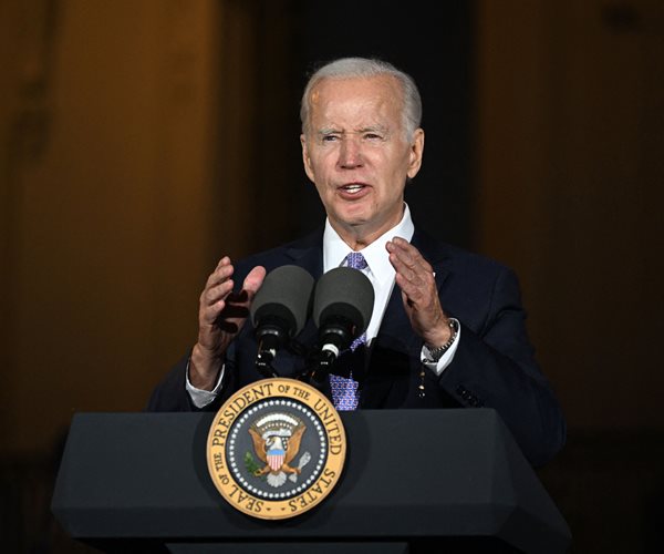 Biden Vetoes Bill to Overturn Heavy-Duty Truck Pollution Cuts