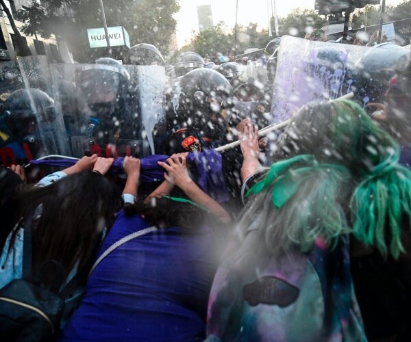 abortion protesters and riot police mexico