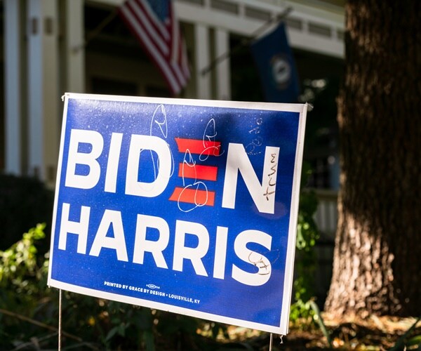a biden harris yard sign