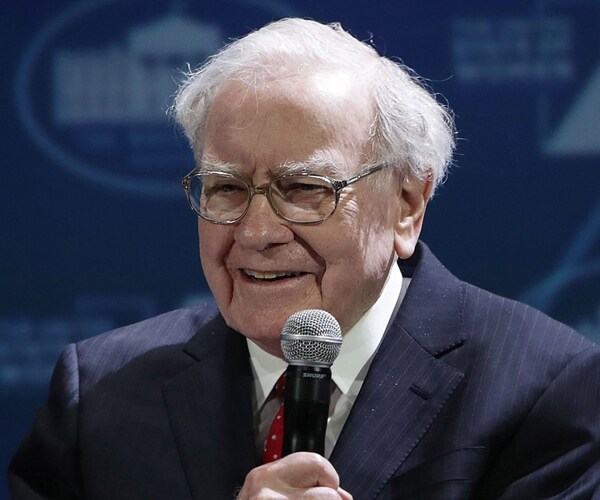 Buffett Makes Case for His Successor to Keep Berkshire Together