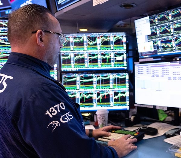 Wall St Wavers After Weak Consumer Confidence Data