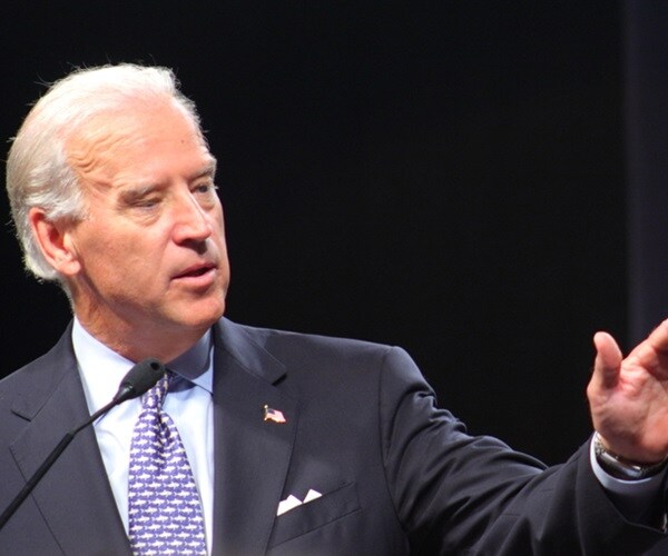 Goldman Strategists: Sell Dollar on Biden Odds, Vaccine
