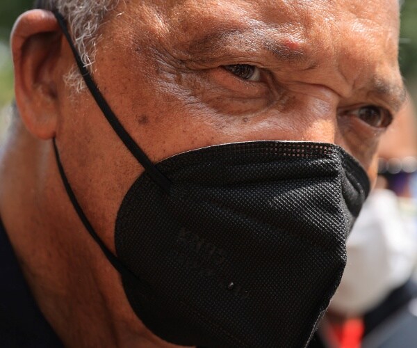 Civil Rights leader Rev. Jesse Jackson wearing a face mask.