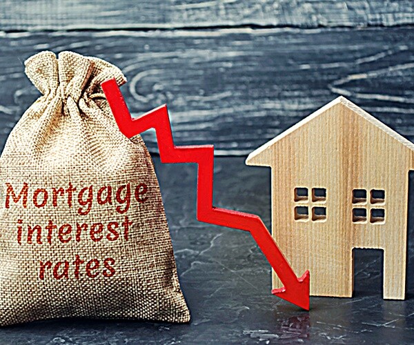 bag with the money and the word Mortgage interest rates and arrow to down and house