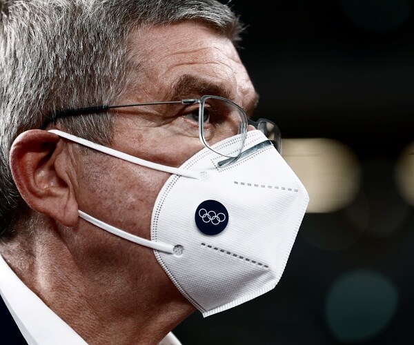 thomas back wears olympic ring mask