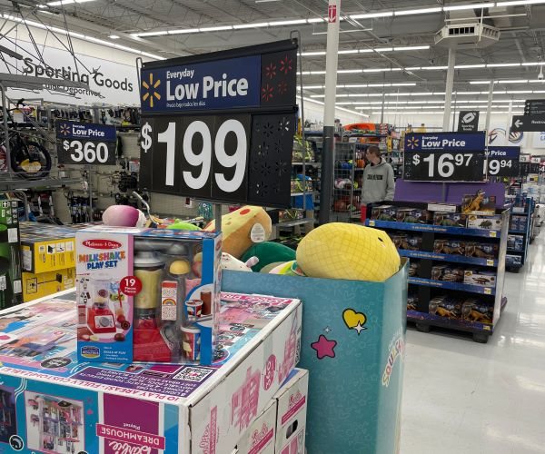 Walmart Expects Smaller Profit Drop as Discounts Drive Demand