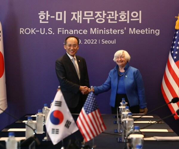 janet yellen shakes hands with choo kyung-ho