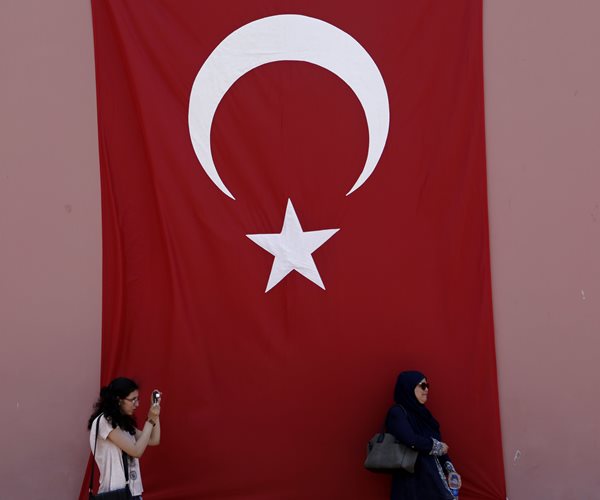 Turkey Extends Crackdown on Dissent to Analysis by Brokers 
