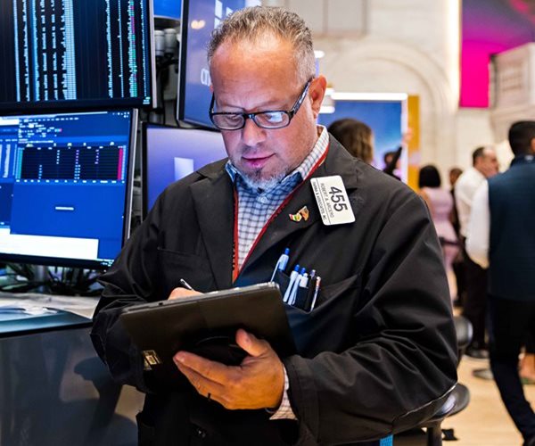 Wall St Falls Further From Its Records as AI Stars Dim