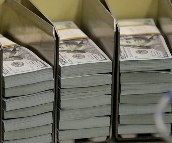 Investor Bets Shift as US Dollar Weakens With Looming Rate Cuts