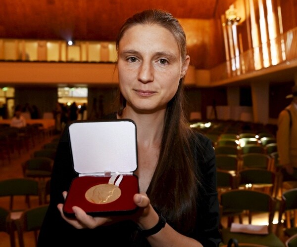 maryna viazovska presents her medal