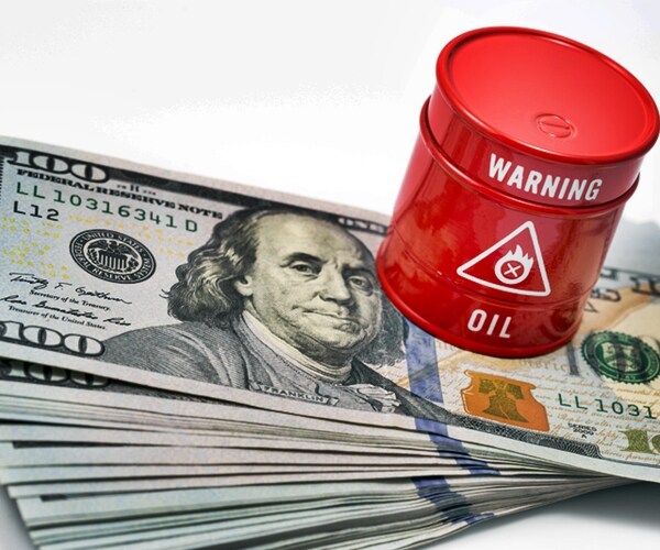 Oil Falls 4% on Waning Mideast Fears, Surprise US Crude Build