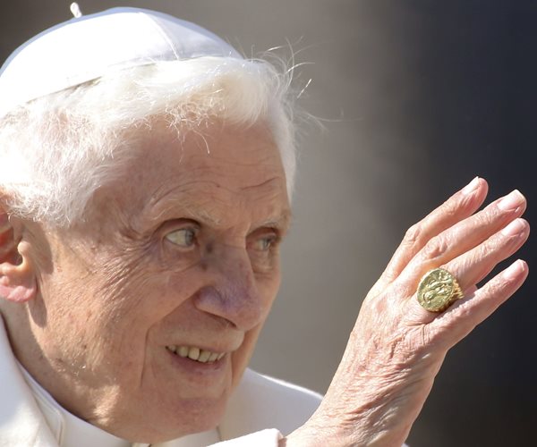 Retired Pope Thanks Francis for His Focus on Mercy