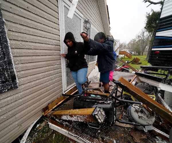 US East Coast in Path of Powerful Winter Storm That Killed 3 in South
