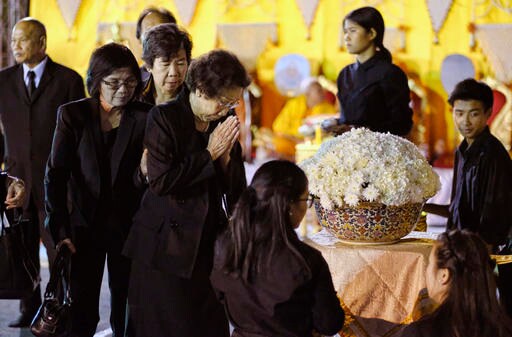 Thais Flock to Palace after King's Death; Caretaker in Place