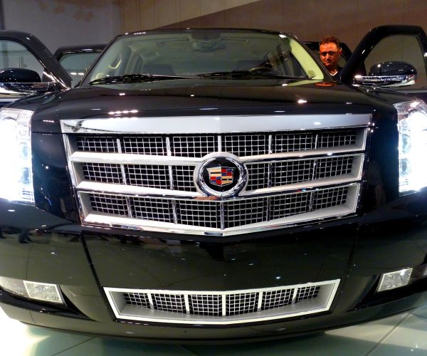 GM Recalls 740,000 Trucks, SUVs Over Headlight Issue