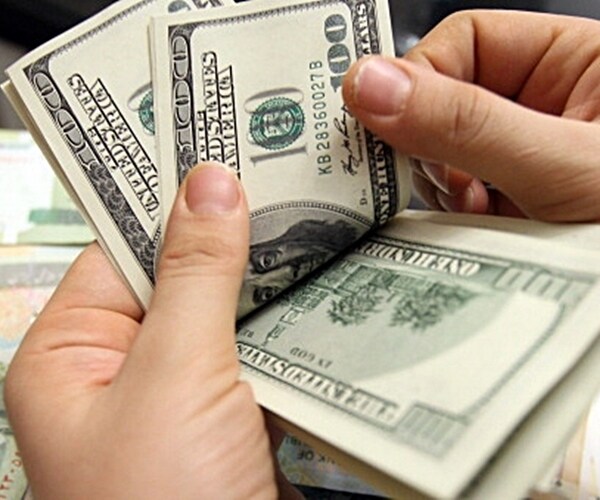 JPMorgan Delays Shifting Wealth Clients as US Mulls Rules 