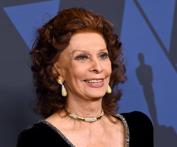 sophia loren smiles for cameras
