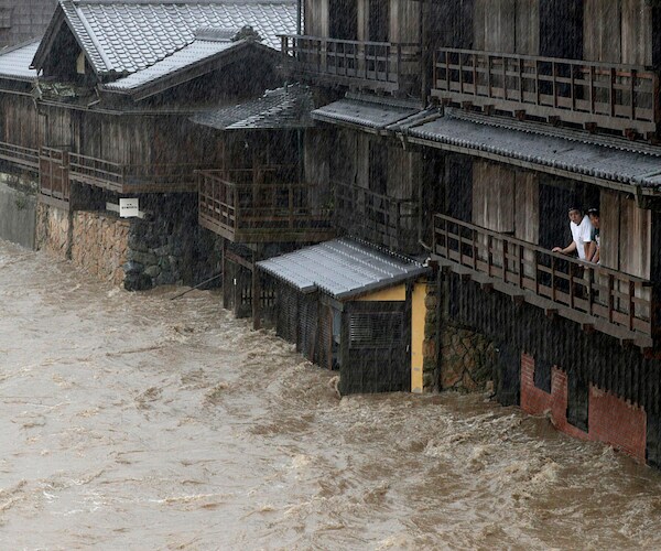 Tokyo Area Shuts Down as Powerful Typhoon Lashes Japan