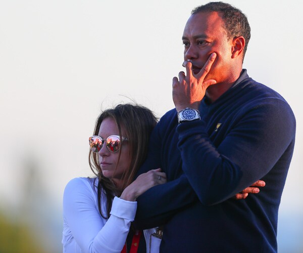Tiger Woods' Newly-Credentialed Girlfriend Hangs Tight